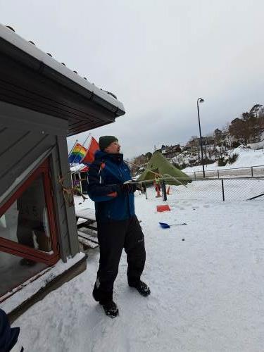Remy demonstrerer og viser hvordan man skal kaste tauet for at det skal feste seg i hornene. 